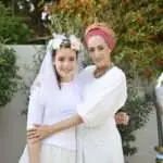 תמונות בת מצווה עם האם ברגע משפחתי מרגש