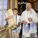צלם לעלייה לתורה במהלך טקס בבית הכנסת