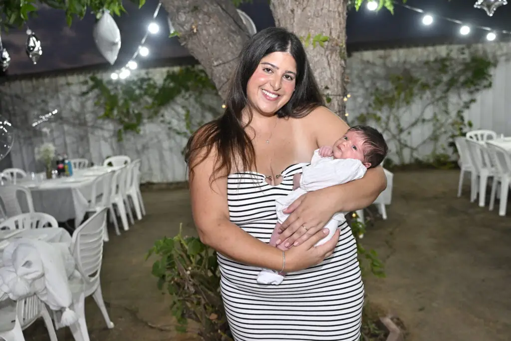 צלם לבריתה מצלם אם ותינוקת באירוע משפחתי