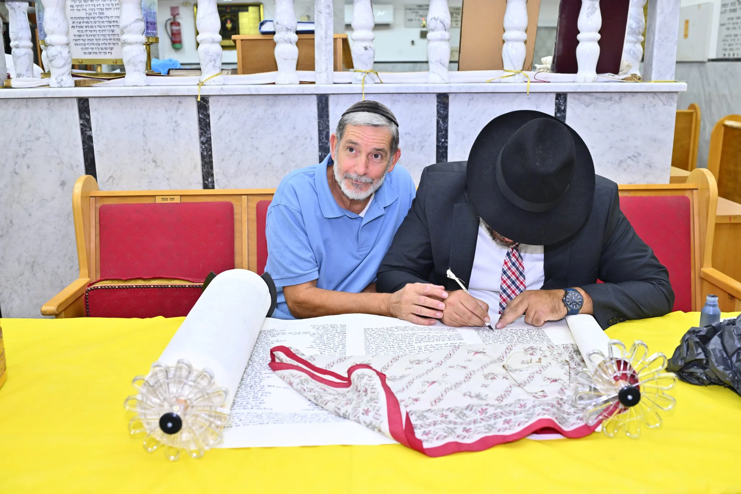 הכנסת ספר תורה בזמן כתיבת אותיות