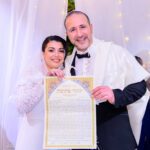 בני הזוג בחתונה בבית הכנסת