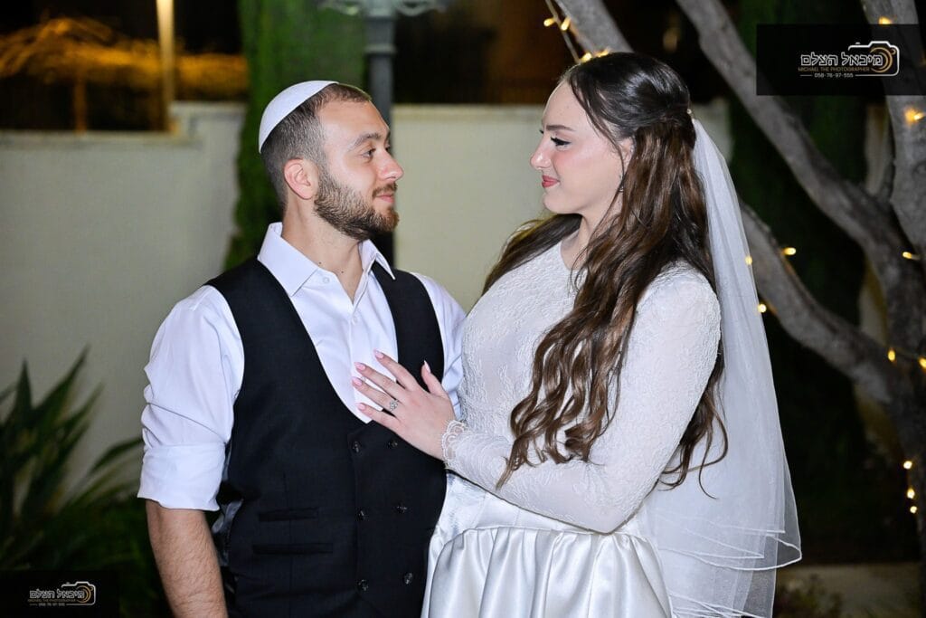 חתונה בבית עם חתן וכלה באווירה משפחתית