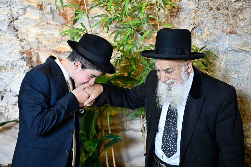 צלם לציבור הדתי – רגע של כבוד בין שני גברים בלבוש חרדי