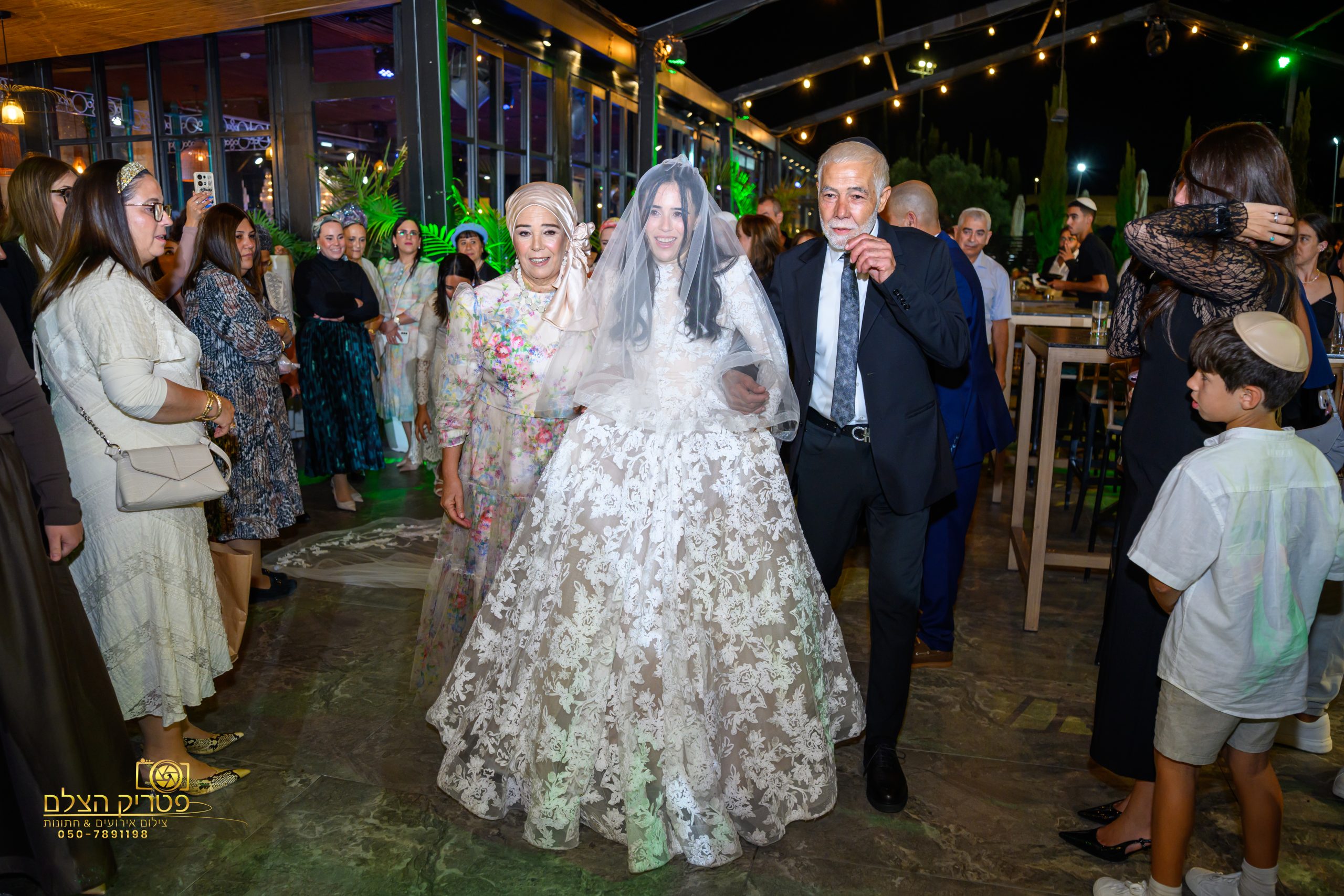 חתונה חרדית , חתן וכלה בדרך לחופה